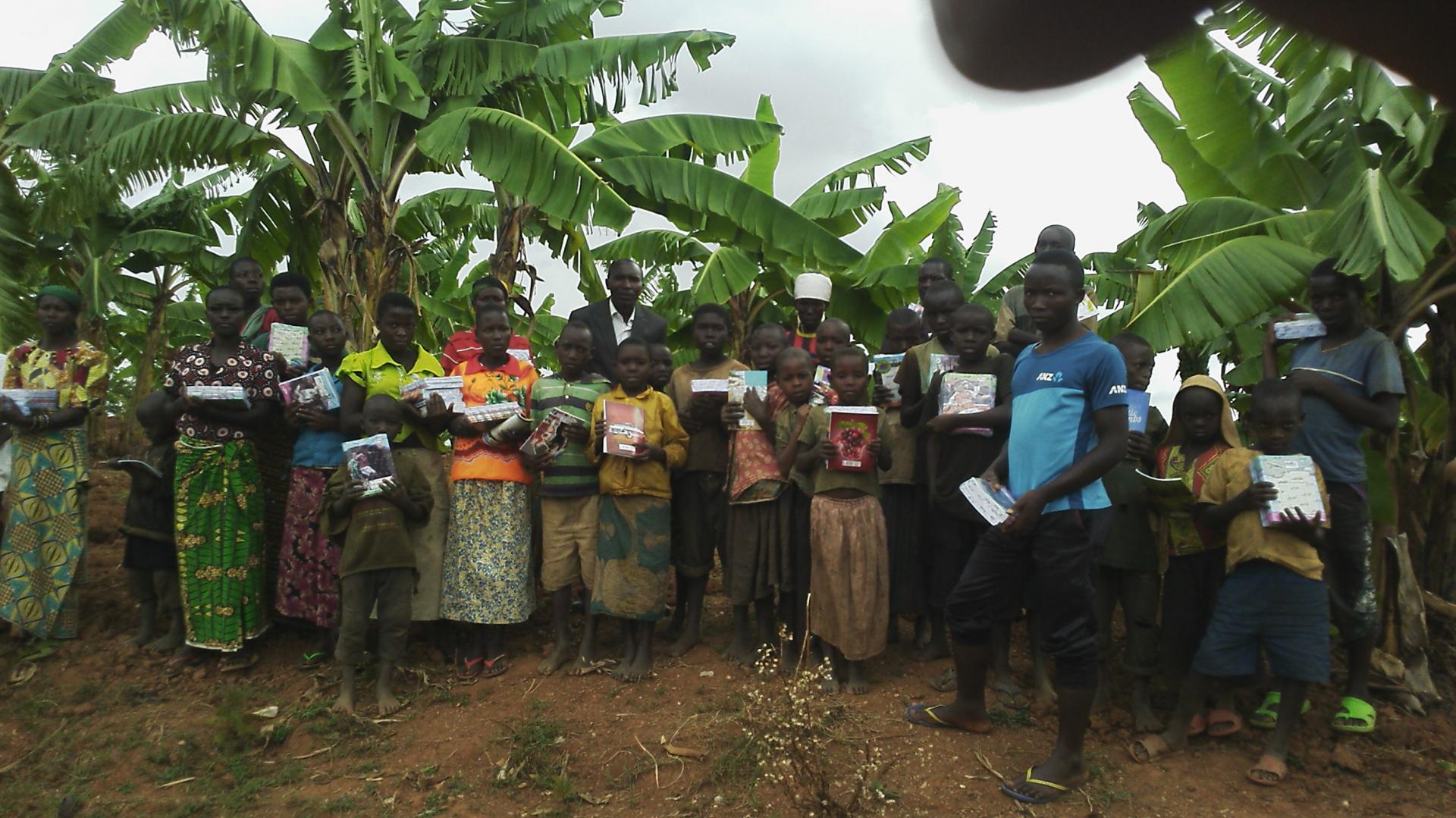 Distribution de fournitures scolaires à Murango (Burundi)